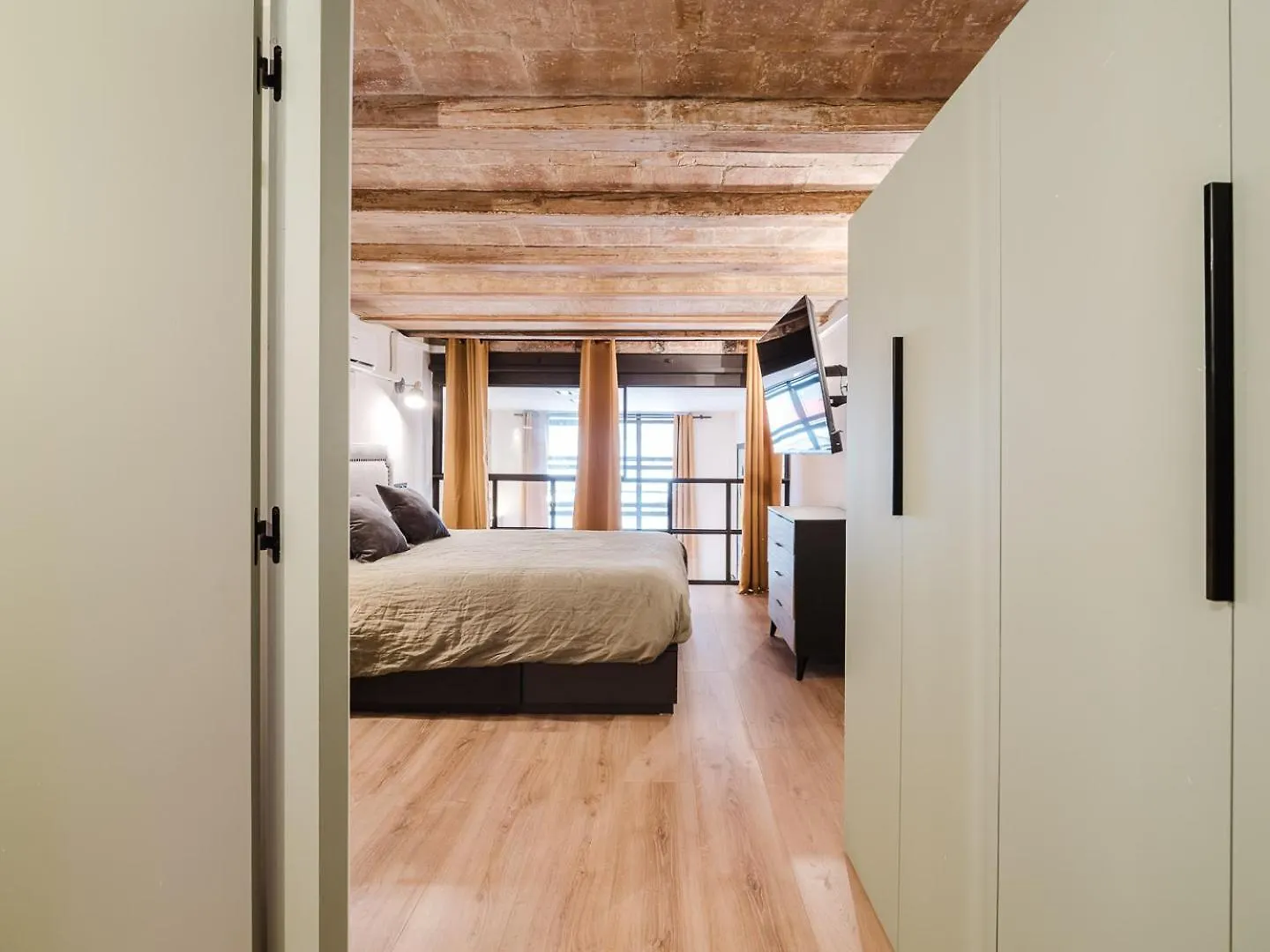 Luxury 2 Story Apartment Near Passeig De Gracia Barcelona