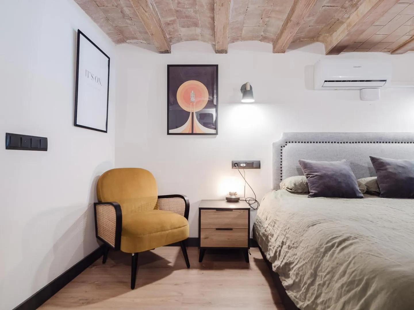 Luxury 2 Story Apartment Near Passeig De Gracia Barcelona