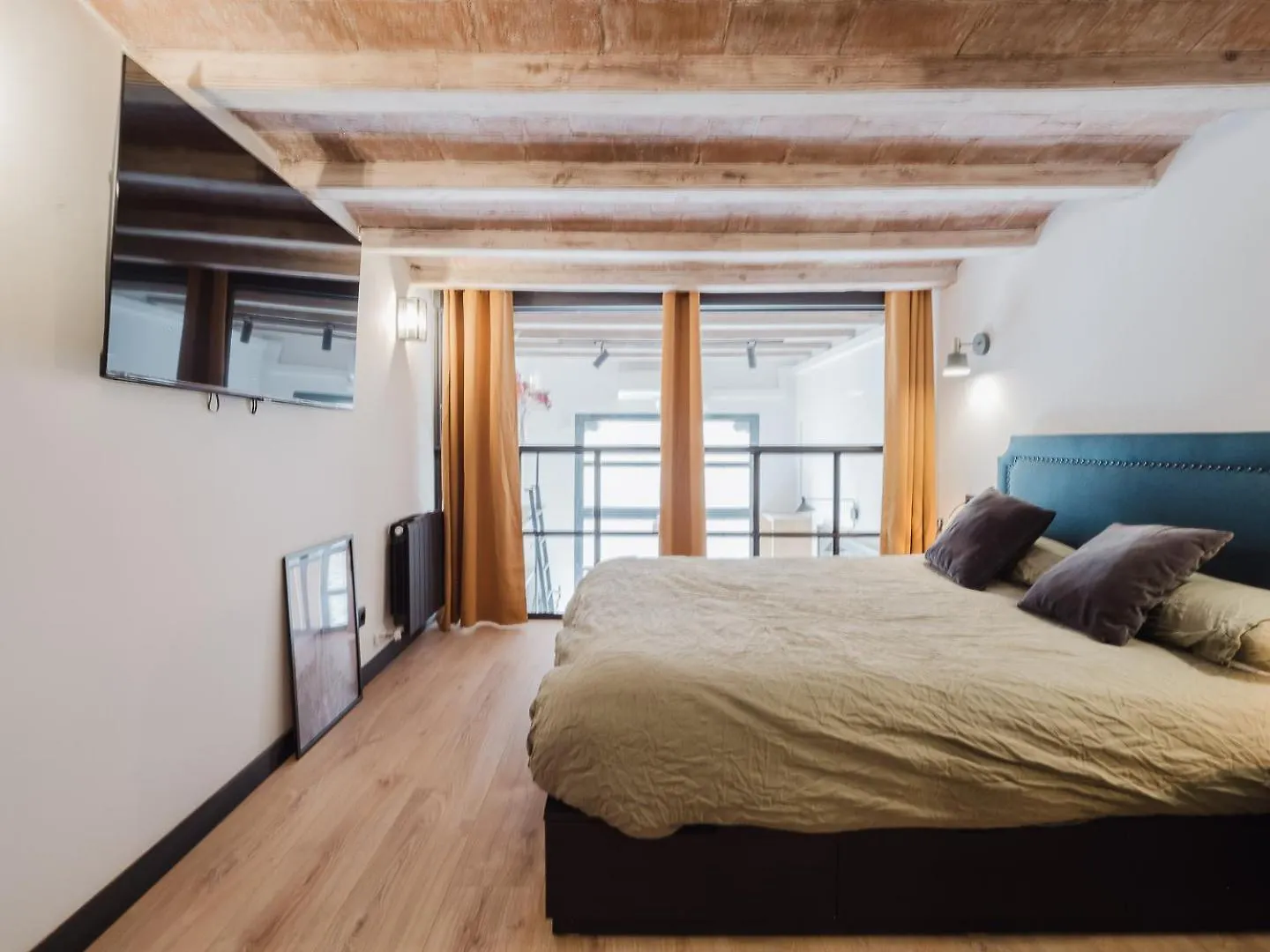 Luxury 2 Story Apartment Near Passeig De Gracia Barcelona